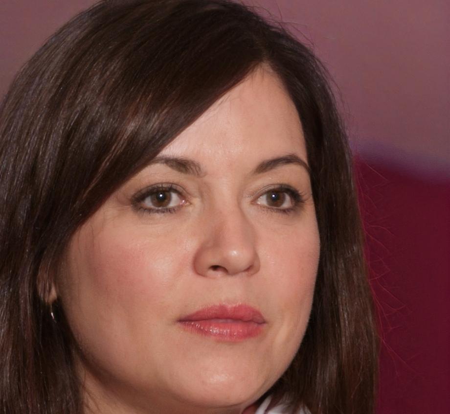 Retrato profesional de instructora de modelado financiero