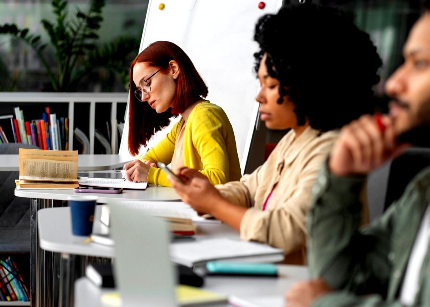 Sesión de formación en modelado financiero con análisis de escenarios en pantalla