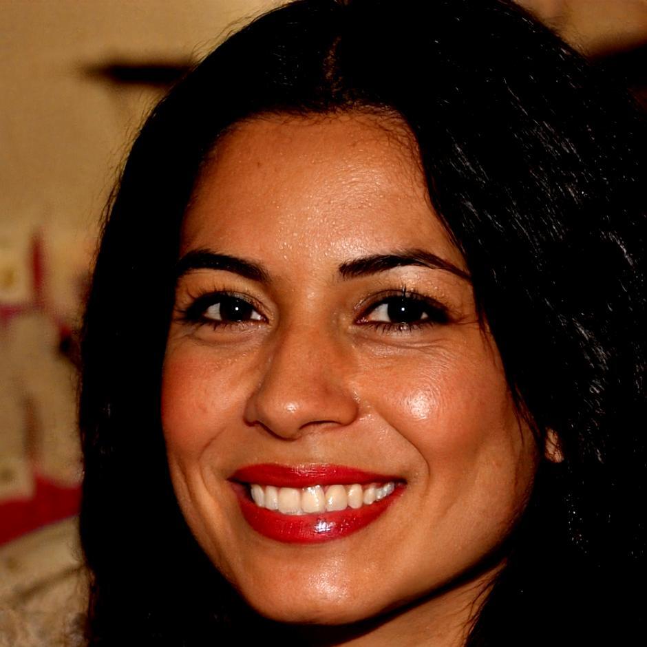 Retrato profesional de instructora de análisis financiero